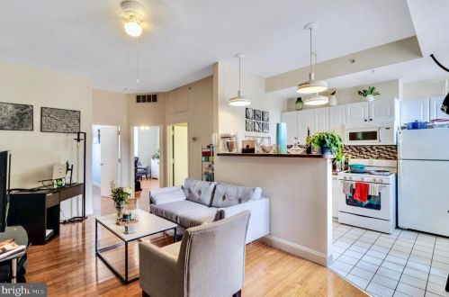305 11th St, Philadelphia, PA 19107-1305