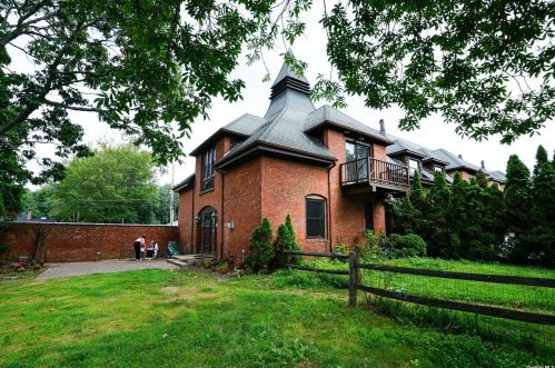 19 Quality St, Oakdale, NY 11769-2427
