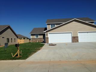 428 Highland Grove Dr, Manhattan KS  66503-8872 exterior