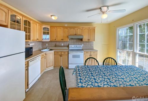 7 Dobbs Ct, East Brunswick, NJ 08816-3575