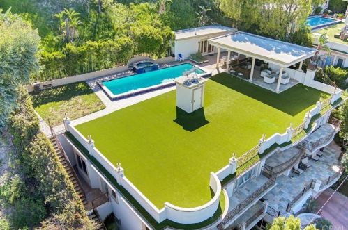 3918 Oakfield Dr, Van Nuys, CA 91423-4400