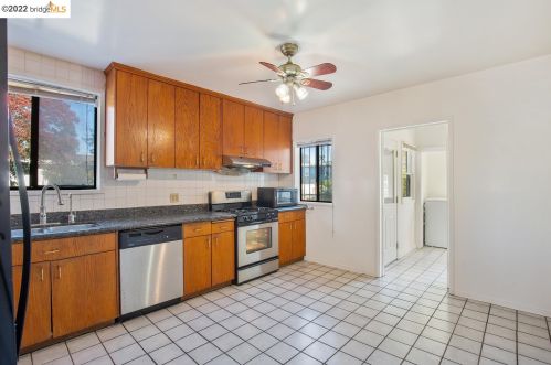 2368 Bartlett St, Oakland CA 94601-3213 exterior