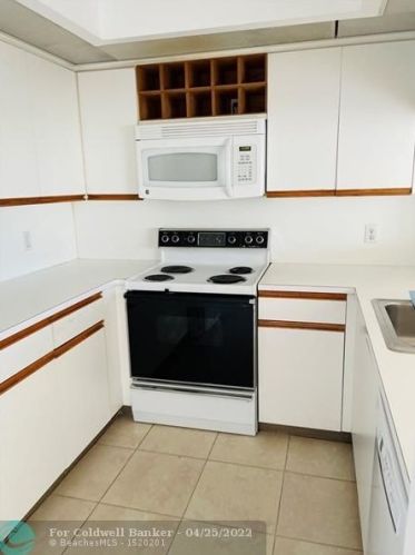 300 130th Ter, Hollywood FL  33027-4009 exterior