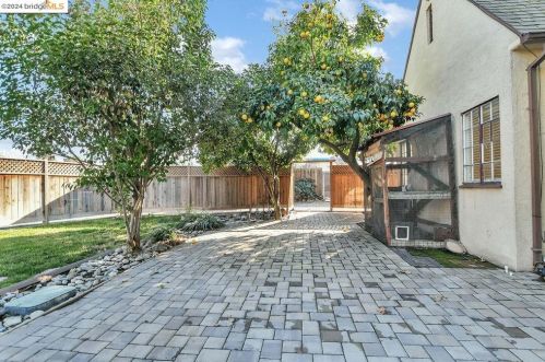 2 Sycamore Ct, West Pittsburg CA  94565-1633 exterior