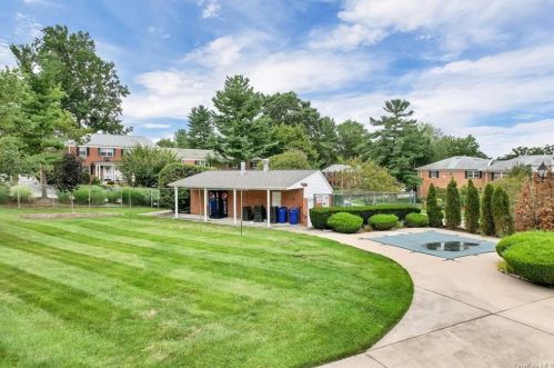 82 Somerset Dr, Airmont NY  10901-6905 exterior