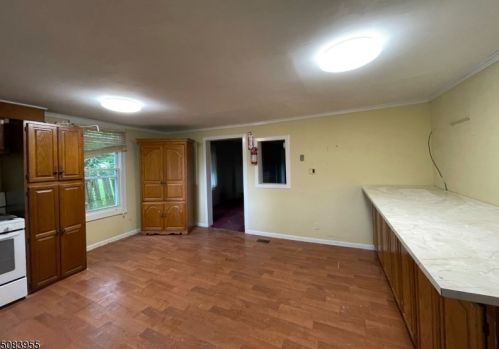 10 Bush St, Oxford, NJ 07863-3001