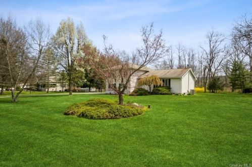 2 Sunny Ln, Stormville, NY 12582-5002