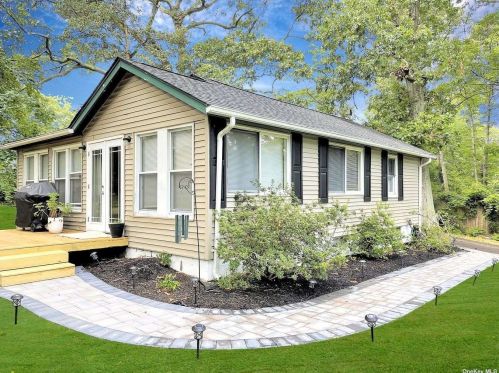 39 Manor Dr, Miller Place, NY 11764-1324