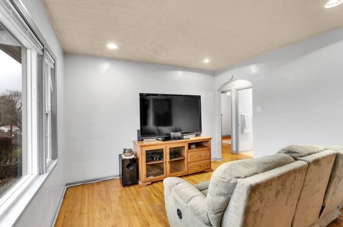 6 Longvue Cir, Ambridge PA  15003-1121 exterior