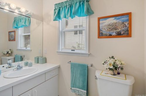 22 Kensington Ave, Thornwood NY  10594-1144 exterior