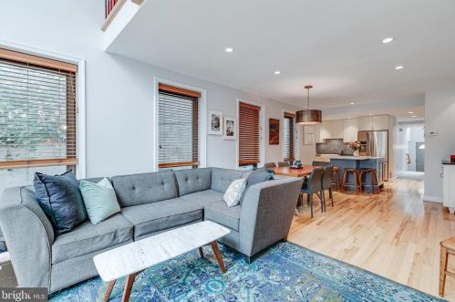 536 Lombard St, Philadelphia, PA 19147-1425
