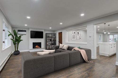 104 Woodoak Dr, Westbury NY  11590-1033 exterior