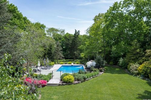 20 Cedar Rd, Elwood NY  11731-4636 exterior