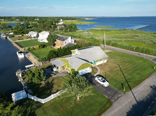 93 Bellhaven Rd, Brookhaven, NY 11719-9778