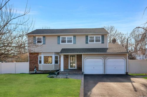 7 Roman Ct, Lake Grove, NY 11755-2318