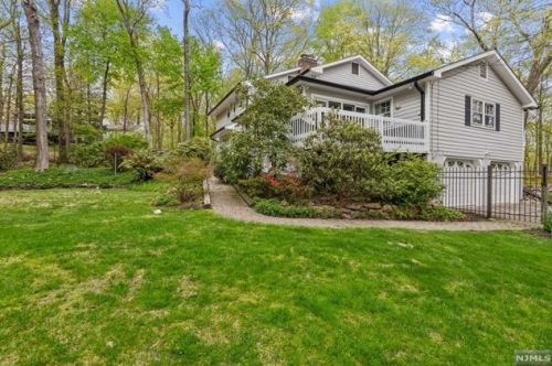 1 Springwood Ter, Kinnelon NJ  07405-2166 exterior