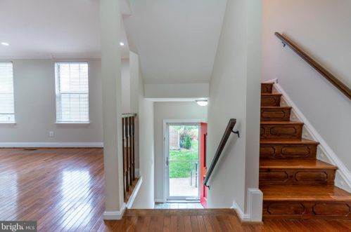 7025 Braddock Mews Pl, Springfield, VA 22151-3523