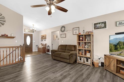 1884 Shoshone Dr, London OH  43140-9020 exterior