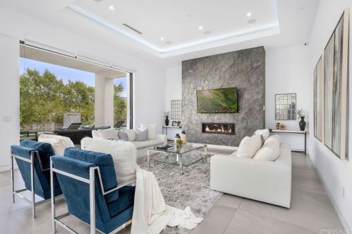 18067 Calvert St, Van Nuys CA 91316-1216 exterior