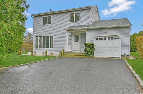 895 Delmar Dr, Laurel, NY 11948-1804