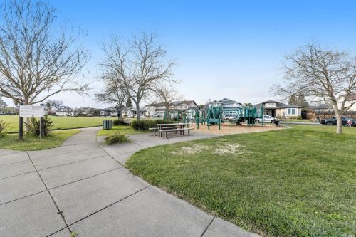 1409 Birdie Dr, Windsor CA  95492-8717 exterior