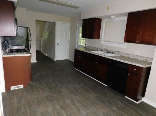1527 Penn Ave, Hermitage, PA 16150-1074