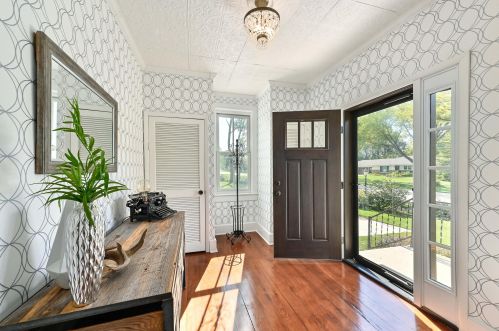 10324 Sunnycrest Dr, Thiensville, WI 53092-5425