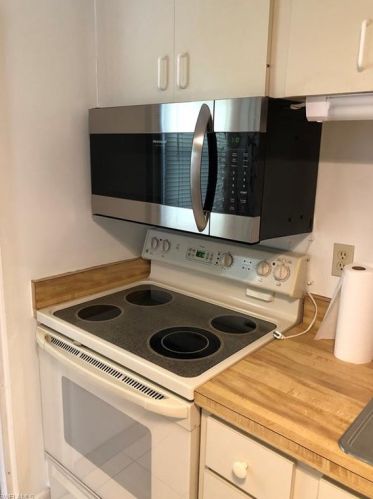 2 Dutch Iris Ln, Lehigh Acres, FL 33936-7335