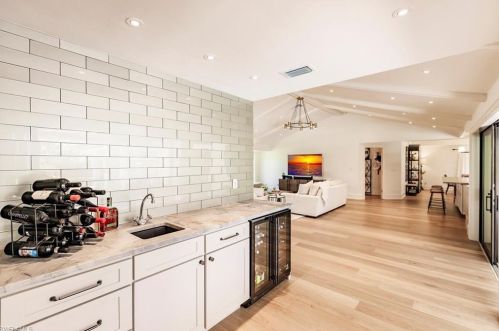 579 Neapolitan Way, Naples FL  34103-8567 exterior
