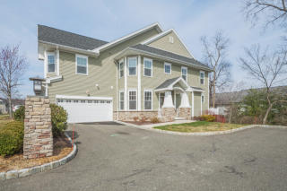35 Tucker St, Danbury, CT 06810-5133
