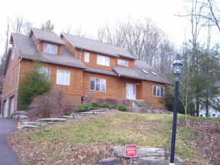 208 Ian Dr, Wilkes Barre, PA 18708-8016