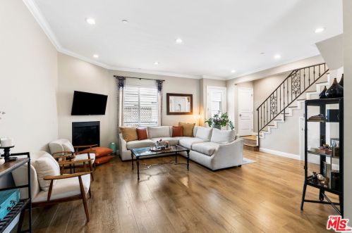 11909 Laurelwood Dr, North Hollywood, CA 91604-3751