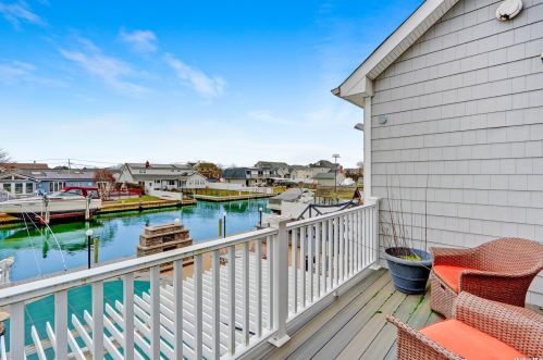 95 Midway St, Babylon NY  11702-4311 exterior