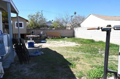 8209 Olanda St, Paramount CA 90723-2721 exterior