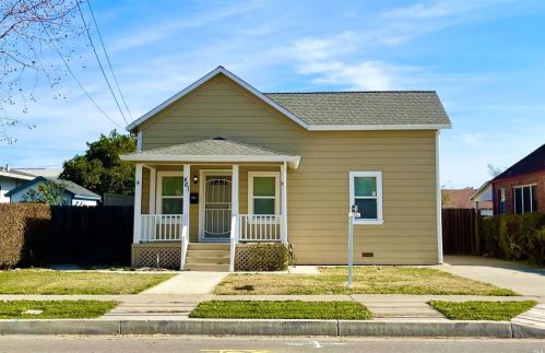 461 1st St, Liberty Farms, CA 95620-2913