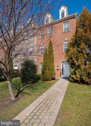 910 Shepard Ave, Bear, DE 19701-6836