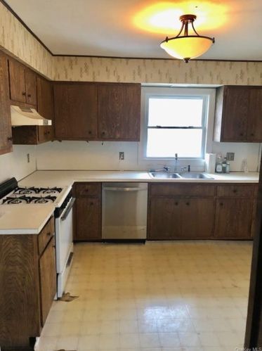 8 Vorndran Dr, New Hamburg, NY 12590-4510