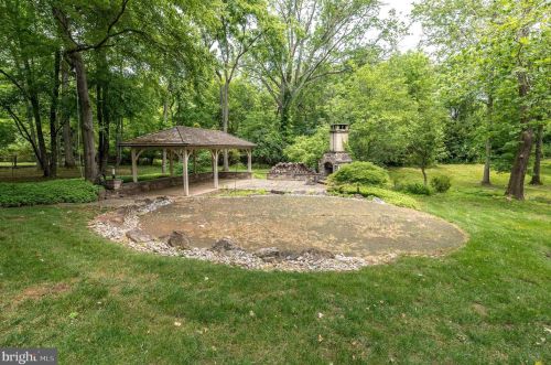 10 Devonshires Ct, Blue Bell PA  19422-2560 exterior