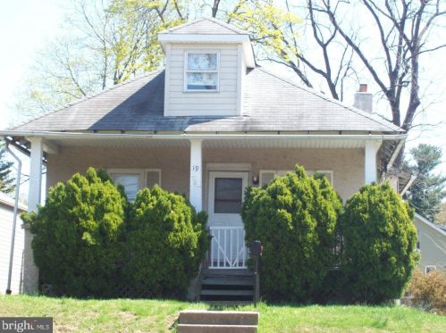 19 Fitzwatertown Rd, Willow Grove, PA 19090-3028