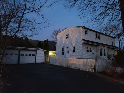 87 Oakland Ave, Deer Park, NY 11729-5904