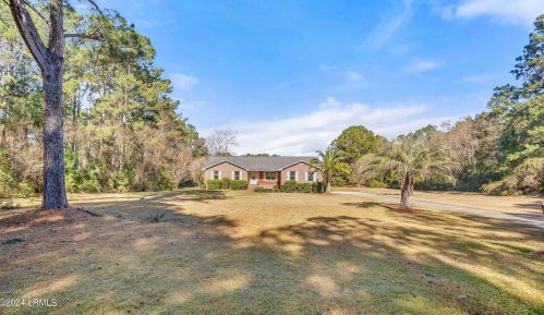 12 Spoonbill Dr, Beaufort, SC 29907-1051