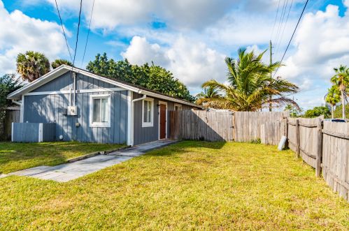241 2nd St, West Palm Beach, FL 33413-1767