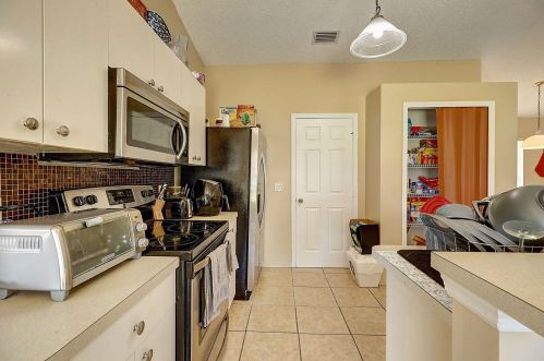 421 Oleander Ave, Fort Pierce FL  34952-1343 exterior