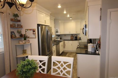 849 Warren Ave, Thornwood NY  10594-1626 exterior