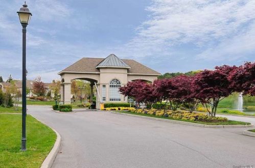 1097 Savoy Dr, Huntington Station, NY 11747-5280