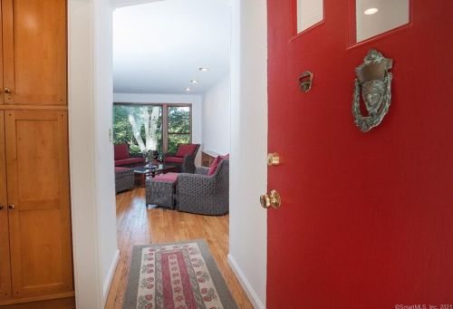 16 Timber Ln, Stamford, CT 06905-1732