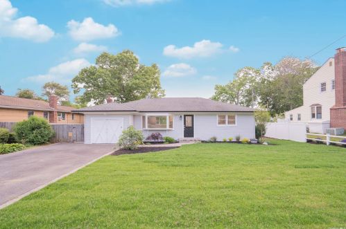 50 Arbour St, West Islip NY  11795-1015 exterior