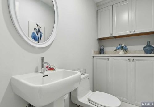 28 Greenview Way, Montclair NJ 07043-2531 exterior