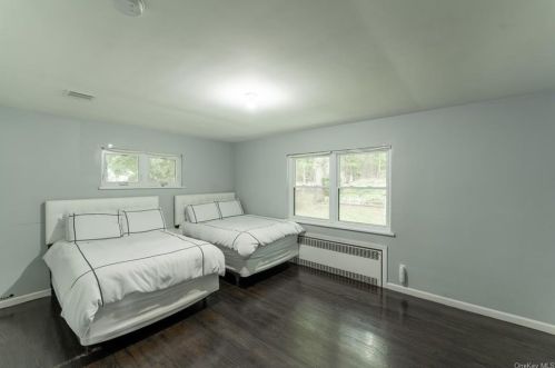 4 Hillside Ter, Airmont NY  10901-2105 exterior