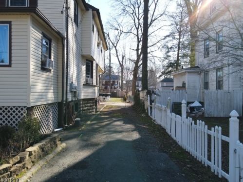 221 4th Ave, Roselle, NJ 07203-1135